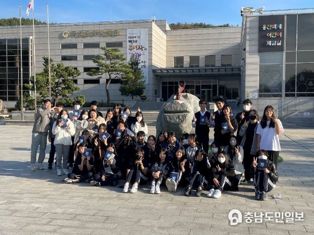 소담중·고등학교 학생들이 한솔동 백제고분군-무령왕릉과 왕릉원-국립공주박물관 일원에서 역사동아리 연합 답사 활동을 하고 있다.