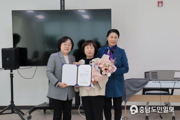 민경희 소정작은도서관 관장이 제6대 세종시 사랑의열매 나눔봉사단 단장으로 취임했다. 사진은 이경아 세종모금회 사무처장과 민경희 신임 단장(가운데), 정연희 전 단장이 위촉장 수여를 하고 기념촬영을 하고 있다.