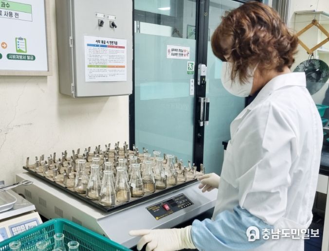 농업기술센터 토양분석 관리실에서 토양 분석을 하는 모습.