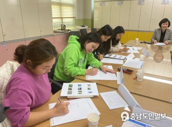 가득유치원에서 학부모들이 학부모 집단상담 프로그램 「함께 나누는 비밀상담소」에 참여하고 있다.