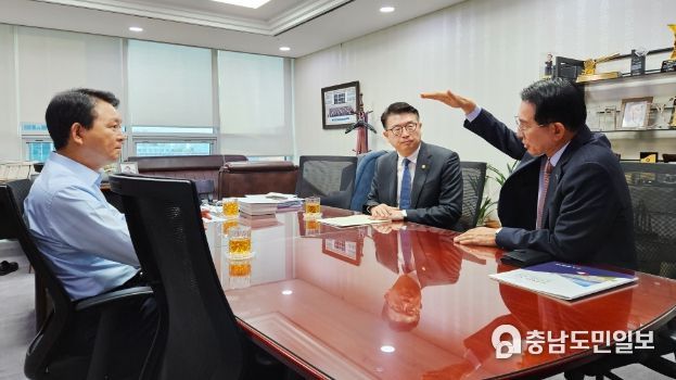 이완섭 서산시장이 성일종 국회의원을 만나 서산시 주요 사업을 설명하고 적극적인 협조를 당부했다.