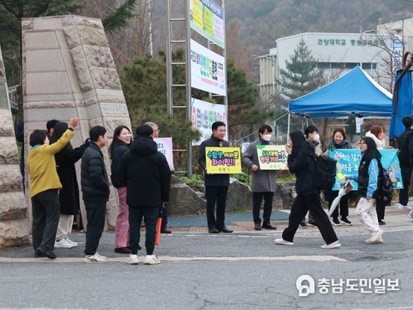 이응우 계룡시장, 수능 시험장 찾아 수험생 격려