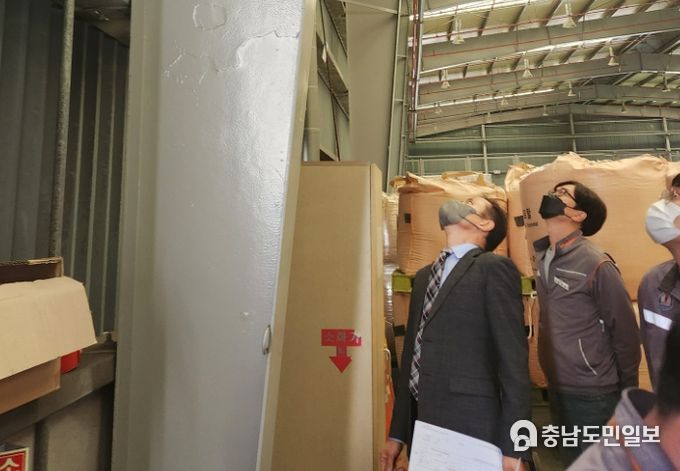지난해 12월 관련 공무원이 대산읍 일원의 PEB 건축물을 점검하는 모습