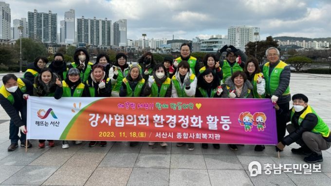 18일 종합사회복지관 강사협의회 강사들과 복지관 직원들이 예천동 하천 일대에서 환경정화 활동을 하고 있다