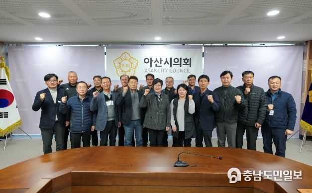 간담회 후 기념촬영하고 있다.