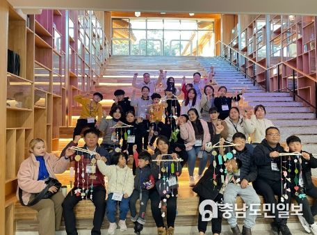 한국유교문화진흥원·논산시청소년행복재단이 공동개최한 <논산시 청소년 가족캠프> 참가자들이 기념촬영을 하고 있다.