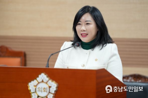 김은아 의원이 「아산시 여성폭력방지 및 피해자 보호·지원 조례안」을 발의하고, 취지를 설명하고 있다.