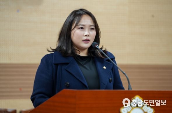 박효진 의원이「아산시 산후관리비 지원 조례」전부개정안을 발의하고, 취지를 설명하고 있다.