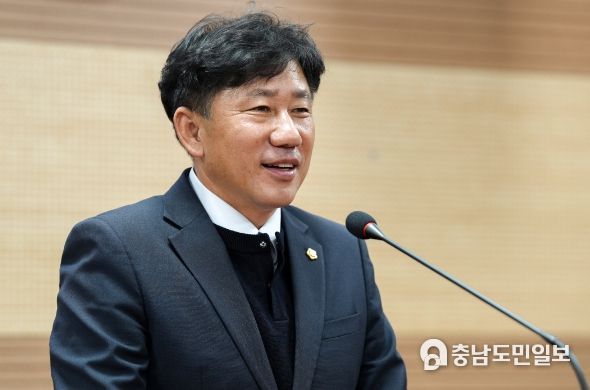 아산시의회 윤원준 의원이 조례안 발의 취지를 설명하고 있다.
