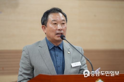 천철호 의원이「아산시 아빠 육아휴직 장려금 지원 조례 일부개정조례안」일부개정안을 발의하고, 취지를 설명하고 있다.