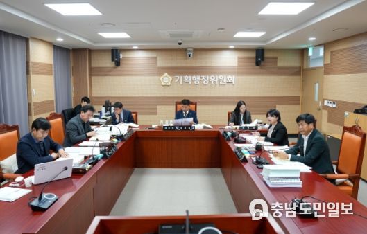 맹의석 의원, 이춘호 의원, 명노봉 의원, 전남수 의원, 김은복 의원이 2024년 주요업무 계획보고를 청취하고 추진상황을 점검하며 대안을 제시하고 있다.