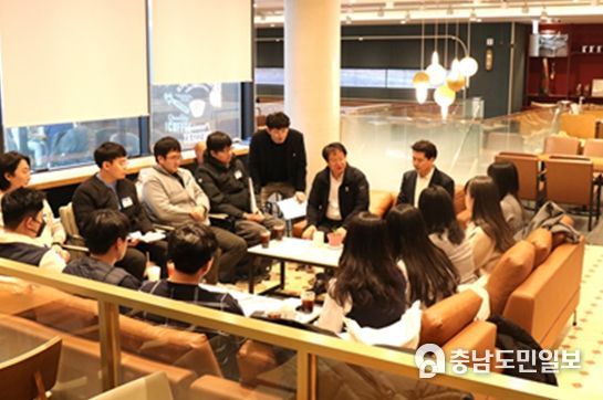 주니어 보드 간담회를 개최하여 MZ세대와 공단 이사장이 활발한 토론을 진행하고 있다.