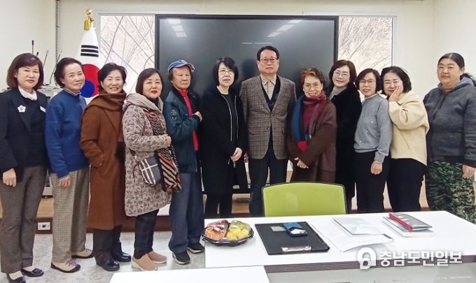 지난 6일 서산시립도서관에서 마지막으로 열린 시니어 독서동아리 활동 모습