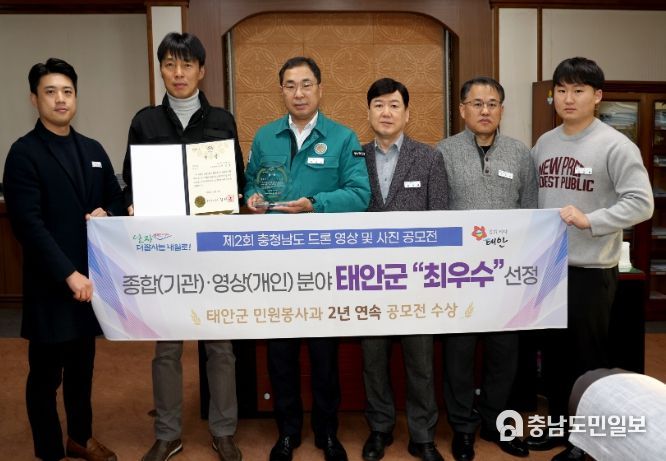공모전에서 수상한 민원봉사과 직원 및 박경찬 부군수(사진 왼쪽부터 민원봉사과 박준형 주무관, 김장호 과장, 박경찬 부군수, 김기배 민원팀장, 이희택 공간정보팀장, 서건형 주무관).