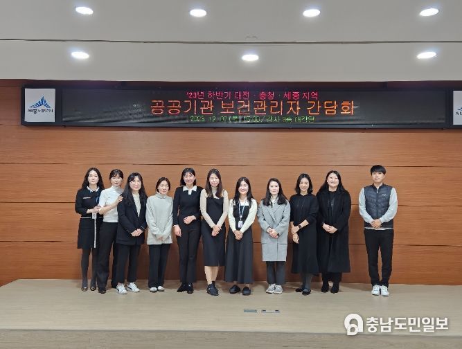 지난 7일, 간담회 종료 후 단체 기념촬영을 하고 있다.