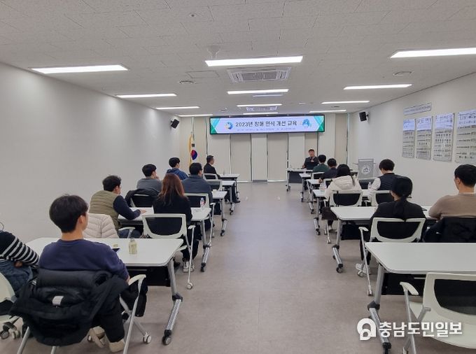 12월 8일 장애인형 국민체육센터에서 장애 인식 개선 교육을 진행하고 있다.