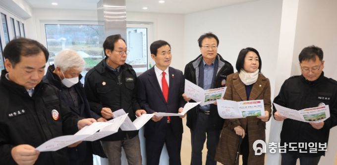 12월 11일 서산시의회 산업건설위원회(안원기)는 △세컨하우스 현장을 방문해 내부를 점검하고 있다.