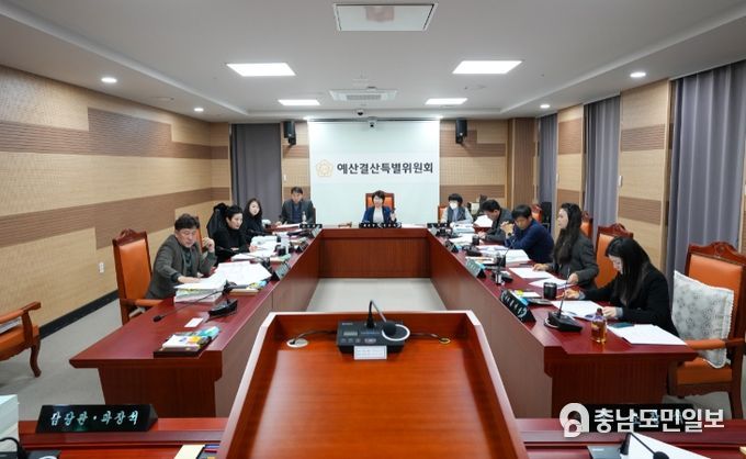 아산시의회 예산결산특별위원회는 각 상임위원회에서 예비 심사를 마치고 회부된 결과를 제3차 예결위를 통하여 심사 의결하고 있다.