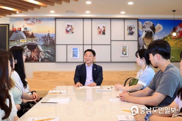 작년 7월 ㈜리얼커머스를 방문해 대화의 시간을 갖고있는 서철모 서구청장