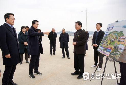26일 이완섭 서산시장이 강도형 해양수산부 장관과 팔봉면 호리에서 어촌신활력증진사업에 대해 논의하고 있다.