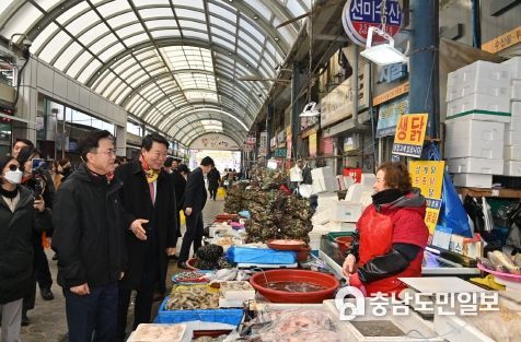 김태흠 충남도지사, 전통시장서 도민과 소통