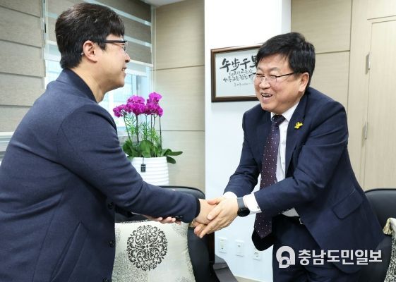 최교진 교육감이 21일 오전에 교육감 접견실에서 제1형 당뇨 환아 학부모인 박근용 씨와 면담을 진행하고 있다.