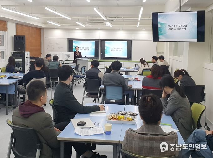 20일에 세종대성고(좌)와 아름고(우)에서 교사들이 ‘찾아가는 2022 개정 교육과정 총론 전달 및 2025학년도 입학생 대상 교육과정 편제표 모형도 개발 안내 연수’를 듣는 모습