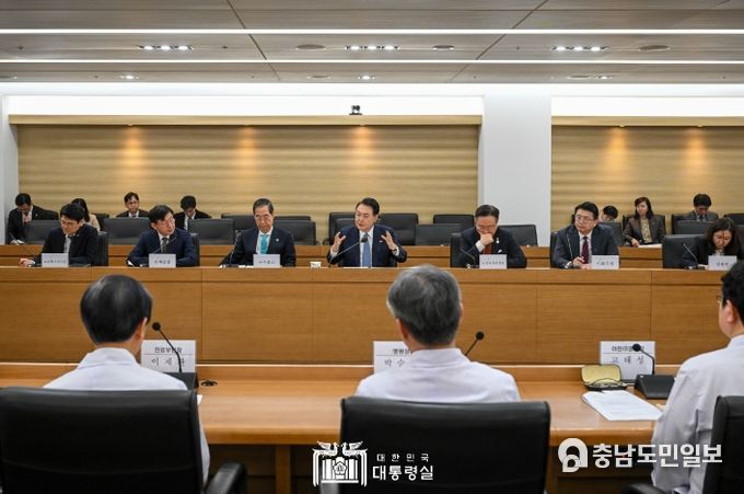 3월 18일 윤석열 대통령은 서울아산병원 어린이병원을 방문해 중증 어린이 환자의 진료 현장을 살펴보고 환자와 보호자 및 의료진을 격려했다.