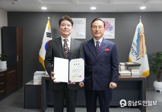 박종필 시립무용단 예술감독과 박상돈 천안시장