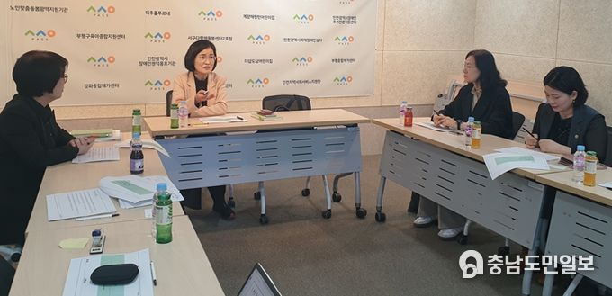 인천시사회서비스원 정책연구실 (사진 왼쪽에서 두 번째)이선정 연구위원이 ‘인천시 빈곤 실태 분석 연구’ 착수보고회를 진행하고 있다.