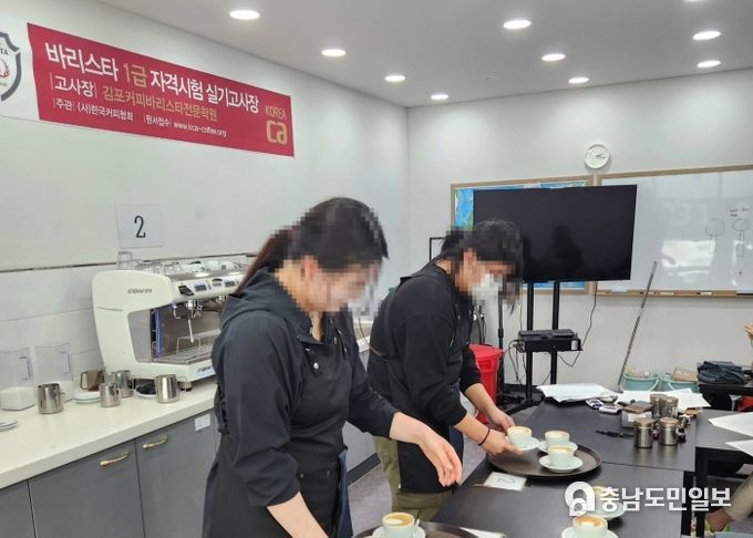 바리스타 자격시험 고사장에서 응시자들이 실기시험을 치르고 있다.