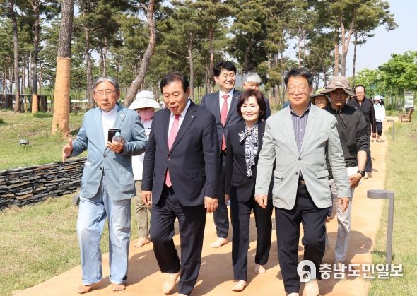 세종중앙공원 솔숲정원 맨발 산책길 개장식에서 최민호 세종시장(가운데), 조소연 공단 이사장(오른쪽)이 맨발걷기를 체험하고 있다.