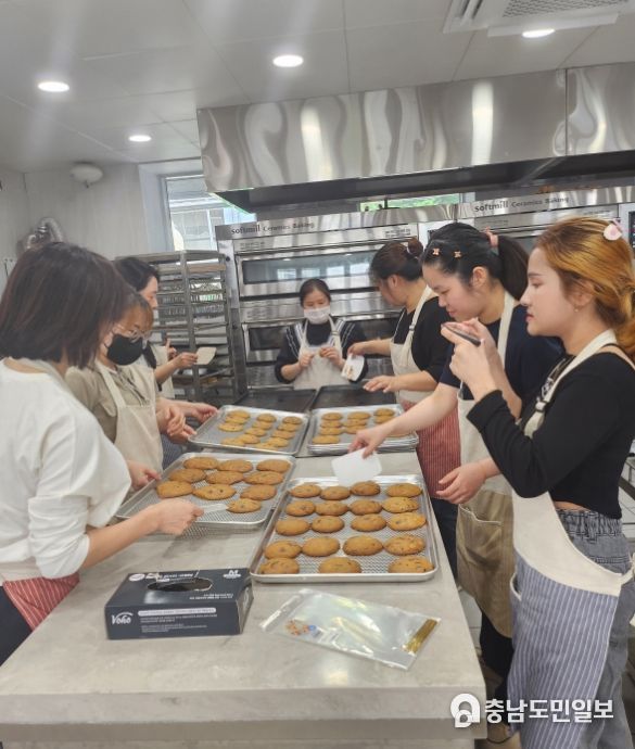 제과제빵 프로그램 참여자 쿠키 만들기 봉사