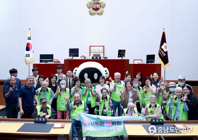 하얀마을복지회관 주간보호센터 어르신들, 성남시의회 홍보관 단체견학