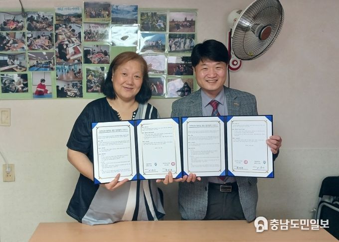 (좌) 발달장애인과 함께하는 늘품 이순이 대표, (우) 동부재가노인지원서비스센터 윤인규 원장