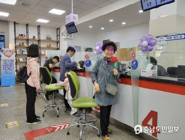 파주시, 어버이날 맞아 여권 발급 신청자에게 카네이션 전달