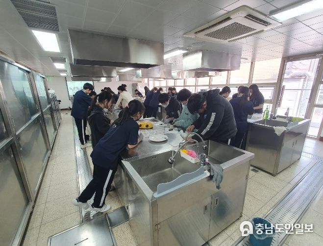 수원중학교 학생들이 월간 진로의 날에 참여하고 있다.