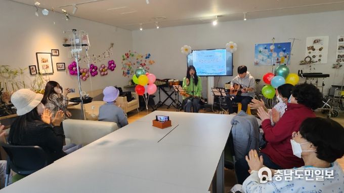 경기도의료원 안성병원, 호스피스 완화병동 환자들을 위한 작은 음악회 개최: 따뜻한 위로와 감동 선사