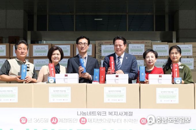 안양시는 10일 저소득 재난 취약계층 대상 ‘일사천리 지원사업’ 자연재해 피해 예방물품 전달식을 가졌다.(왼쪽부터 동 지역사회보장협의체 한광화, 정희순 민간부위원장, 시 지역사회보장협의체 구재관 민간위원장, 최대호 안양시장, 동 지역사회보장협의체 백경숙 민간위원장, 시 지역사회보장협의체 이은경 민간부위원장)