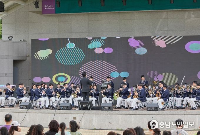 ‘아트밸리 아산 유스밴드’가 ‘아트밸리 아산 제1회 청소년 페스타’에서 오프닝 공연을 선보이고 있다.