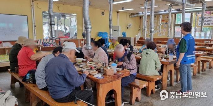 광명시 소하2동 지역사회보장협의체, 독거어르신에게 식사 대접