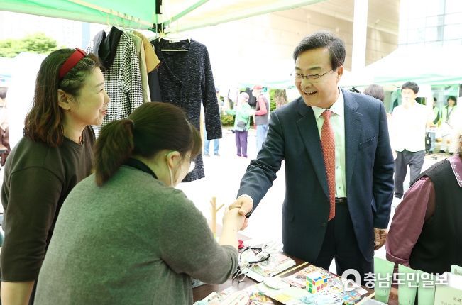 의왕시 내손2동 주민자치회, 아나바다·붓꽃마을 장터 개최