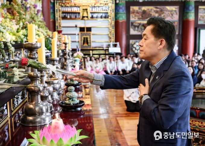 이재준 수원시장이 부처님 오신 날을 맞아 관내 사찰을 방문하고 있다.