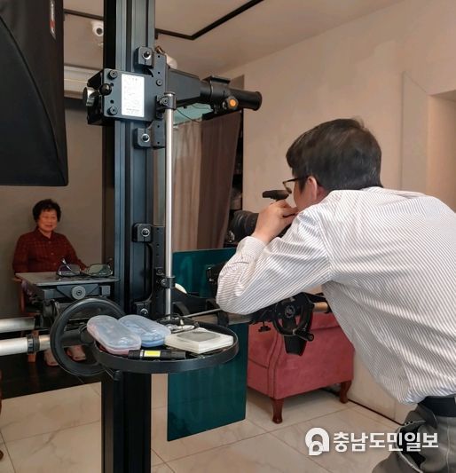 중앙동 사랑회와 주민자치위원회가 어르신 장수사진 촬영을 진행했다.
