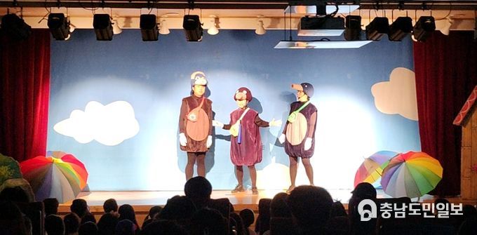 광명시 철산도서관, 가정의 달 맞아 어린이 뮤지컬 ‘누가 내 머리에 똥 쌌어?’ 성황리 개최