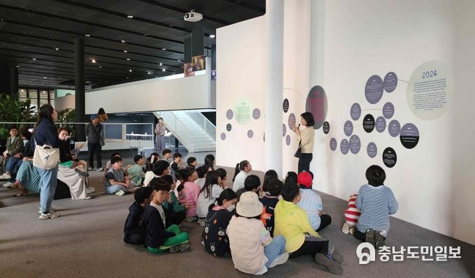 백남준아트센터 《일어나 2024년이야!》 도슨트 전시해설