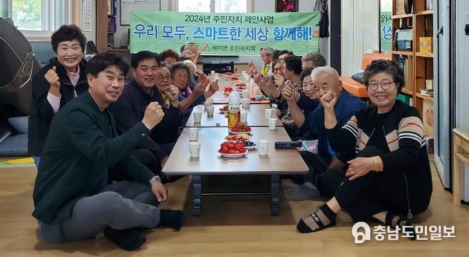 2024. 5. 17. 스마트폰 교육 진행 모습.