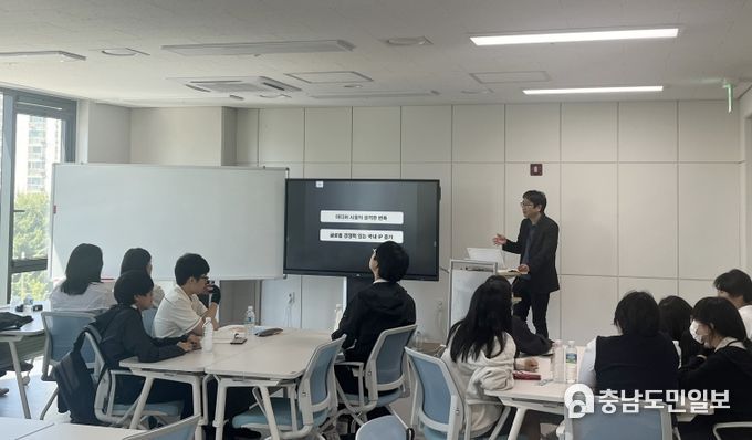 부천시는 부천정보산업고등학교 학생을 대상으로 웹툰융합센터 우수 입주기업인 ‘스튜디오애니멀’ 진로체험을 진행했다