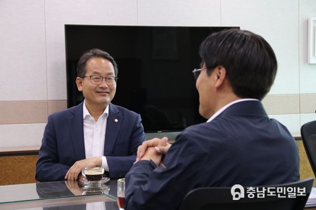 김형렬 행복청장(오른쪽)과 면담 중인 강준현 의원(왼쪽)