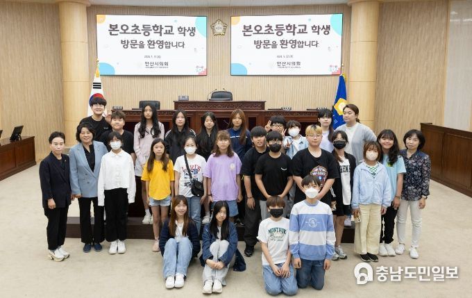 이날 본회의장에서 김진숙 기획행정위원장(사진 왼쪽에서 두 번째)과 이지화 기획행정부위원장(왼쪽에서 첫번째)이 본오초 학생들과 기념촬영에 임하고 있는 모습.